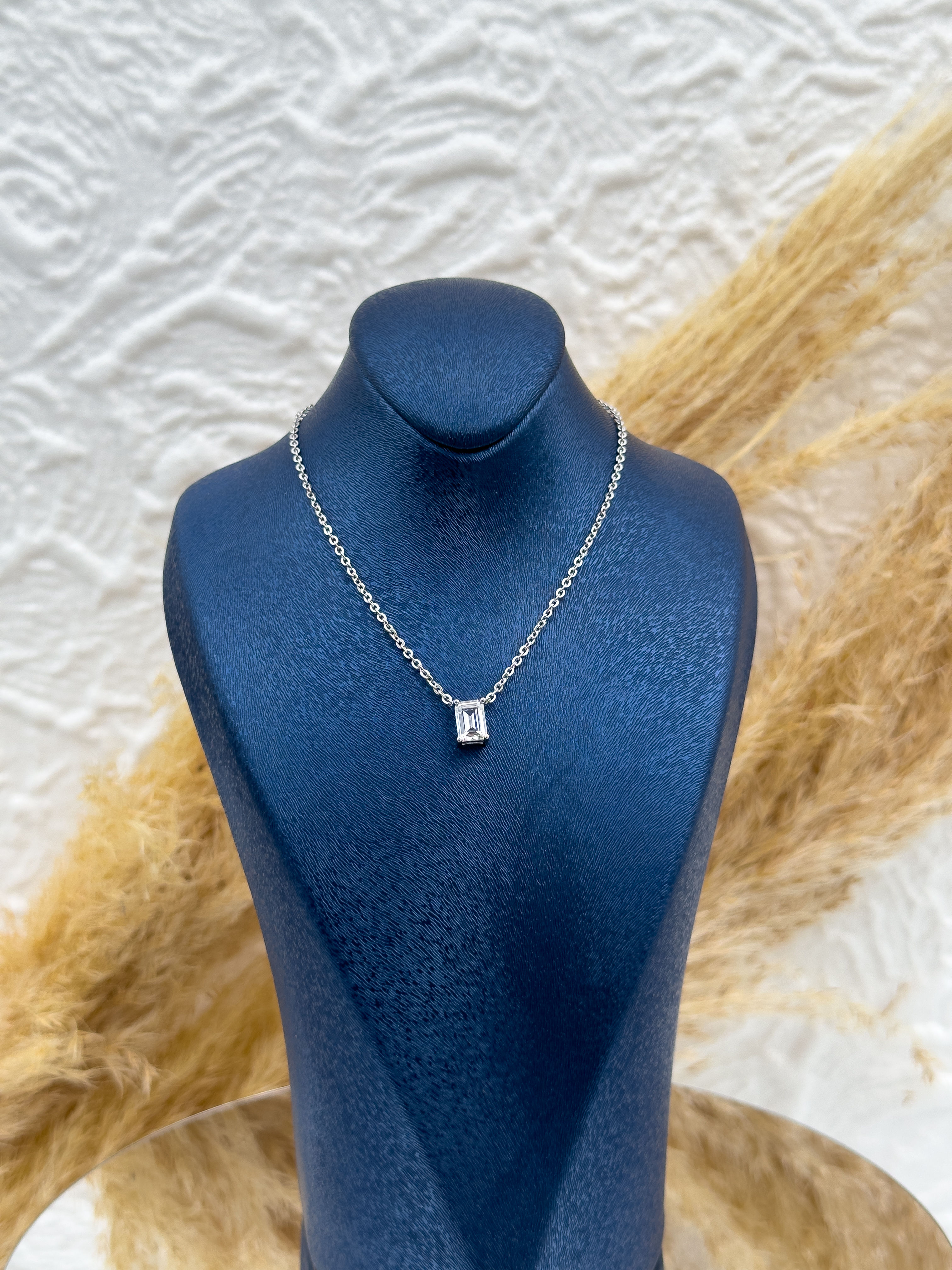 925 Ayar Gümüş Baget Taşlı Pırlanta Montür Kadın Kolye – Zarif ve Şık Hediyelik